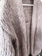 Load image into Gallery viewer, CAR0007_02_Cardigans_Jenthe_Short_Grey_TheFashionKiosk
